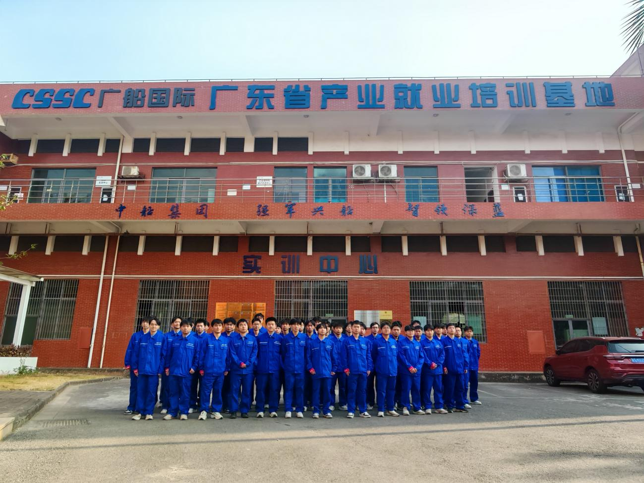 “船匠班”集体合影